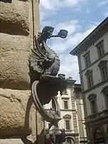 Porta-archotes numa das esquinas do Palazzo Strozzi