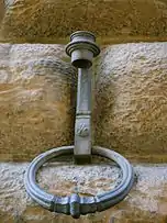 Porta-archotes e argola para prender cavalos