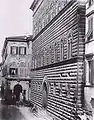 O palácio antes da demolição, com a loggia ainda à frente do Palazzo Strozzi (à direita).
