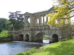 Fluindo sob a Palladian Bridge, em Wilton House