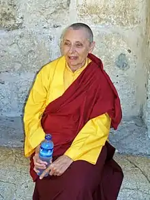 foto da monja Jetsunma Tenzin Palmo sentada