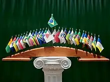 Disposição em panóplia com a bandeira nacional do Brasil, ao centro, e as das unidades federativas.