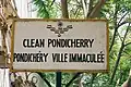 Placa em Pondicheri em inglês e em francês