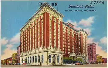 The Pantlind Hotel, atualmente o Amway Grand Plaza Hotel em Grand Rapids, Michigan, foi projetado por Warren e Wetmore . Quando concluído em 1913, o Pantlind Hotel apresentava um dos maiores tetos em folha de ouro do mundo.