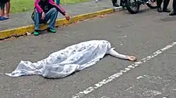 Um corpo morto na rua, Paola Ramírez, coberto com um lençol