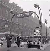 Edícula Guimard em 1967, onde o antigo nome do Palais-Royal está presente.