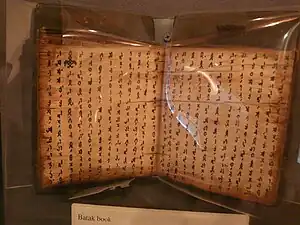 Livro Batak sobre a arte da adivinhação por meio de um galo (Robert C. Williams Paper Museum em Atlanta, Georgia, USA)