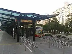 Autocarro 100 na Estação de Santa Fe.