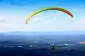 Parapente decolando