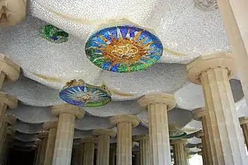 Rosetas da autoria de Josep Maria Jujol no teto da sala hipostila