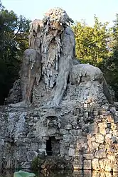 Apenino vigiando a lagoa