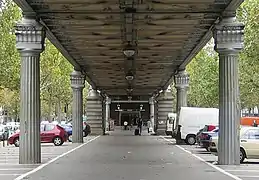 O viaduto sob a estação.