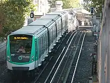 Um MF-01 acaba de deixar a estação da linha 2 e entra no túnel.