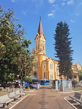 Paróquia Santa Cruz, à Praça Condessa Monteiro de Barros, em Santa Cruz das Palmeiras