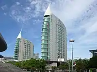 As icónicas torres de São Gabriel e São Rafael na Alameda dos Oceanos