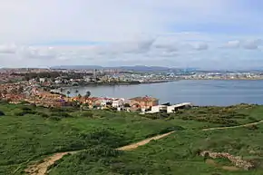 Vista da cidade e do seu porto desde o Parque Centenario