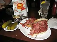 Um sanduíche pastrami