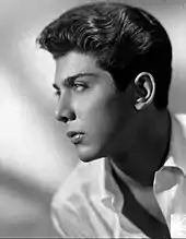 "Uma foto em preto e branco de Paul Anka, capturada em 1961."