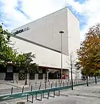 Ciclovia urbana e grades para parqueamento de bicicletas no Parque das Nações.