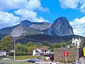 Vista da Pedra Azul com a Igreja Nossa Senhora de Fátima visível à direita em Aracê