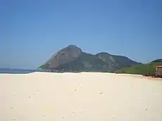 Praia de Itaipuaçu. Ao fundo, a Pedra do Elefante.