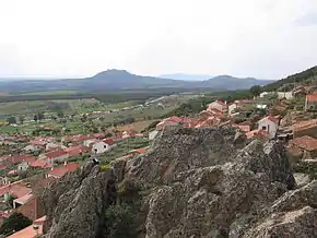 Vista de Penha Garcia (com a aldeia de Monsanto ao fundo)