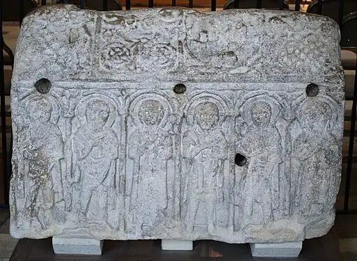 A Pedra Hedda na Catedral de Peterborough, um exemplo raro de pedra anglo-saxônica do século VIII esculpida não em cruz.