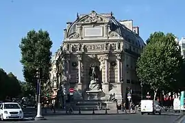 A Fontaine Saint-Michel, place Saint-Michel.