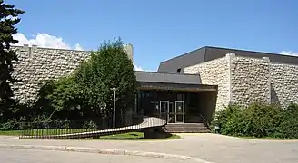 Prédio do departamento de física, entrada leste.