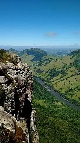 Vista do vale do rio Tibagi, no Pico Agudo em Sapopema.