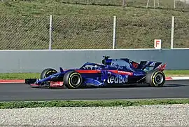 Pierre Gasly pilotando a STR13 durante os testes em Barcelona.
