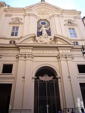 Fachada com a estátua de São Francisco