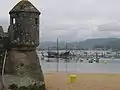 Réplica da Pinta em Baiona; em primeiro plano, uma guarita do forte