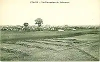 Atrás do campo colhido, uma vista panorâmica dos loteamentos de Stains (antes de 1920).