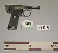 A Webley & Scott Model 1911 em .32 Auto.