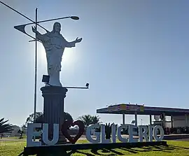 Placa "Eu amo Glicério" e estátua de Jesus Cristo
