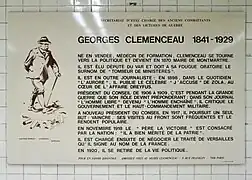 Placa de Georges Clemenceau em um corredor da estação