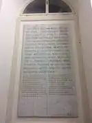 Placa antes do salão principal da biblioteca