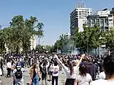 Carabineiros dispersando manifestantes em Praça Baquedano, Providencia, Grande Santiago.