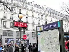 Entrada equipada com um candelabro Val d'Osne.