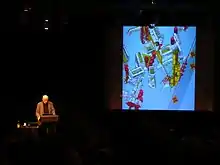 Peter Cook apresentando o projeto “Plug-in City” da Archigram