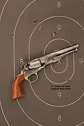 Agrupamento dos disparos de um Pocket Police a 23 yd (21,0 m)