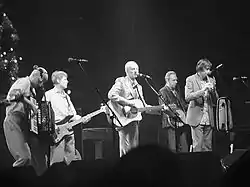 The Pogues ao vivo em 2004.