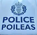 Decalque do veículo da polícia da Escócia mostrando uma versão estilizada do emblema real da Escócia: um cardo encimado pela Coroa da Escócia.