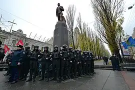 Policiais protegendo uma estátua de Lenin 24 de novembro de 2013