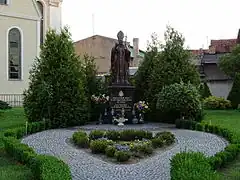 Monumento a João Paulo II localizado na igreja da Divina Providência