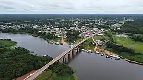 Ponte Rio Castanho, com vista aérea da cidade