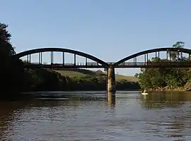 Ponte sobre o rio Sapucaí, entre Cordislândia e Machado