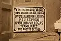 Placa ao lado da tumba
