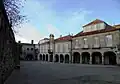 O palácio na praça, de dia